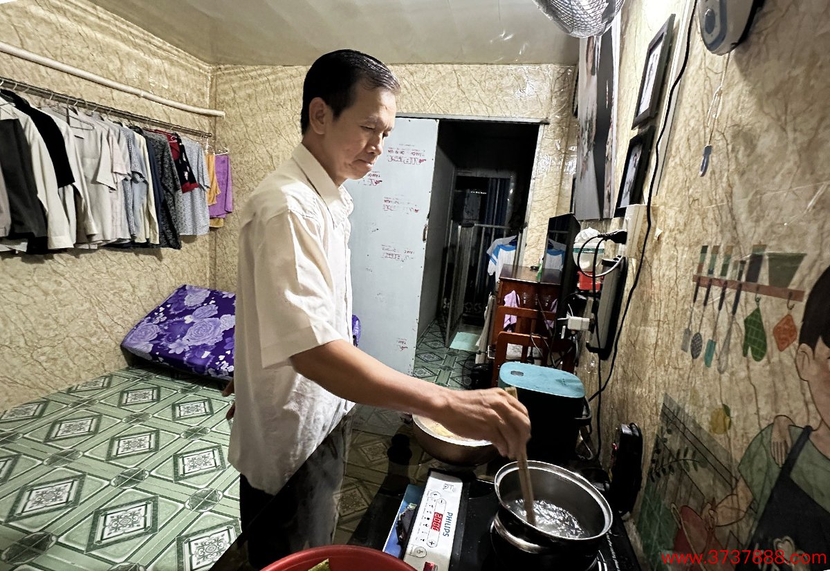 Ông Phạm Ngọc Khánh nấu ăn trên gác cũng là chỗ ngủ của gia đình 4 người. Ảnh: Lê Tuyết